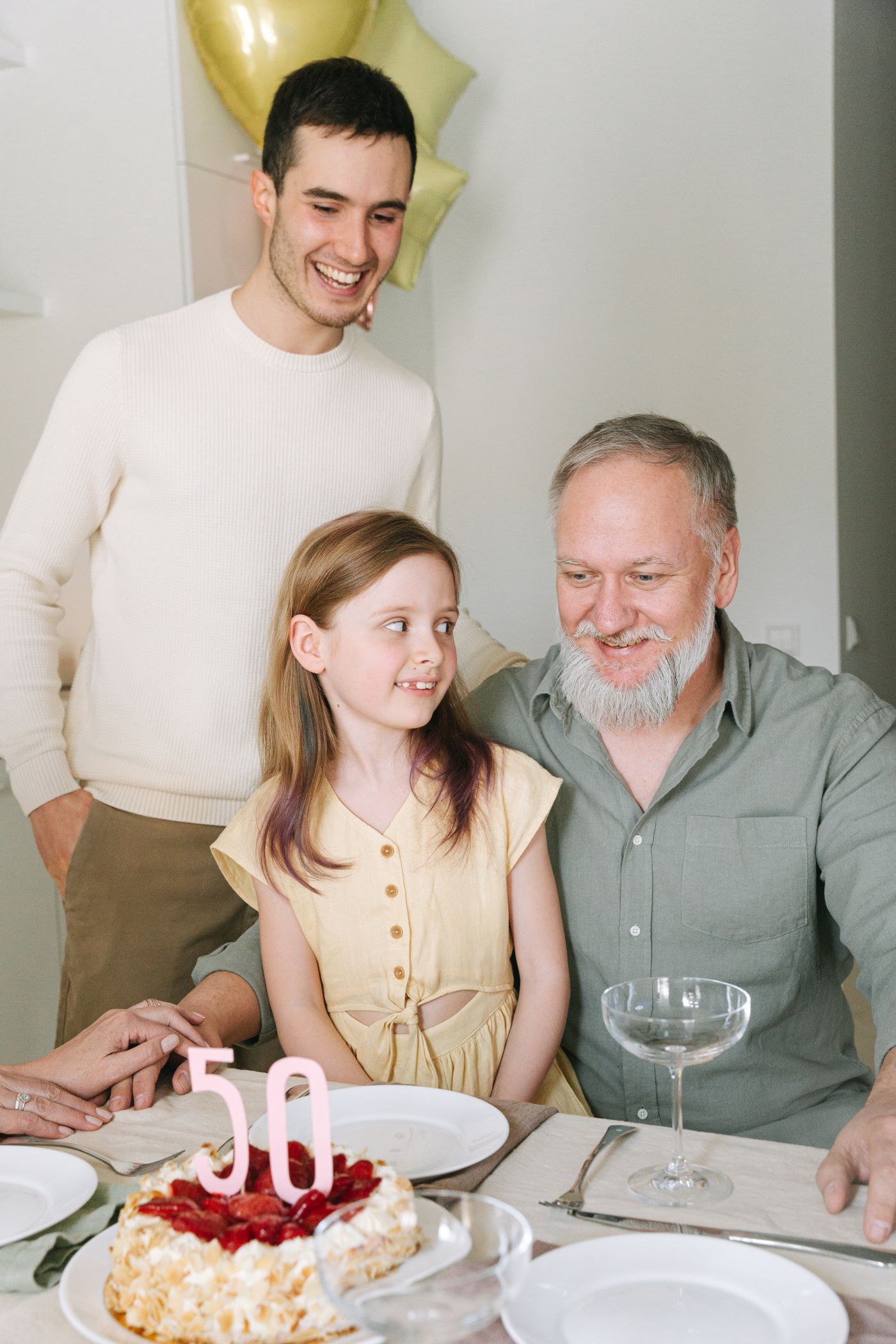 Familia reunida alrededor de una celebración