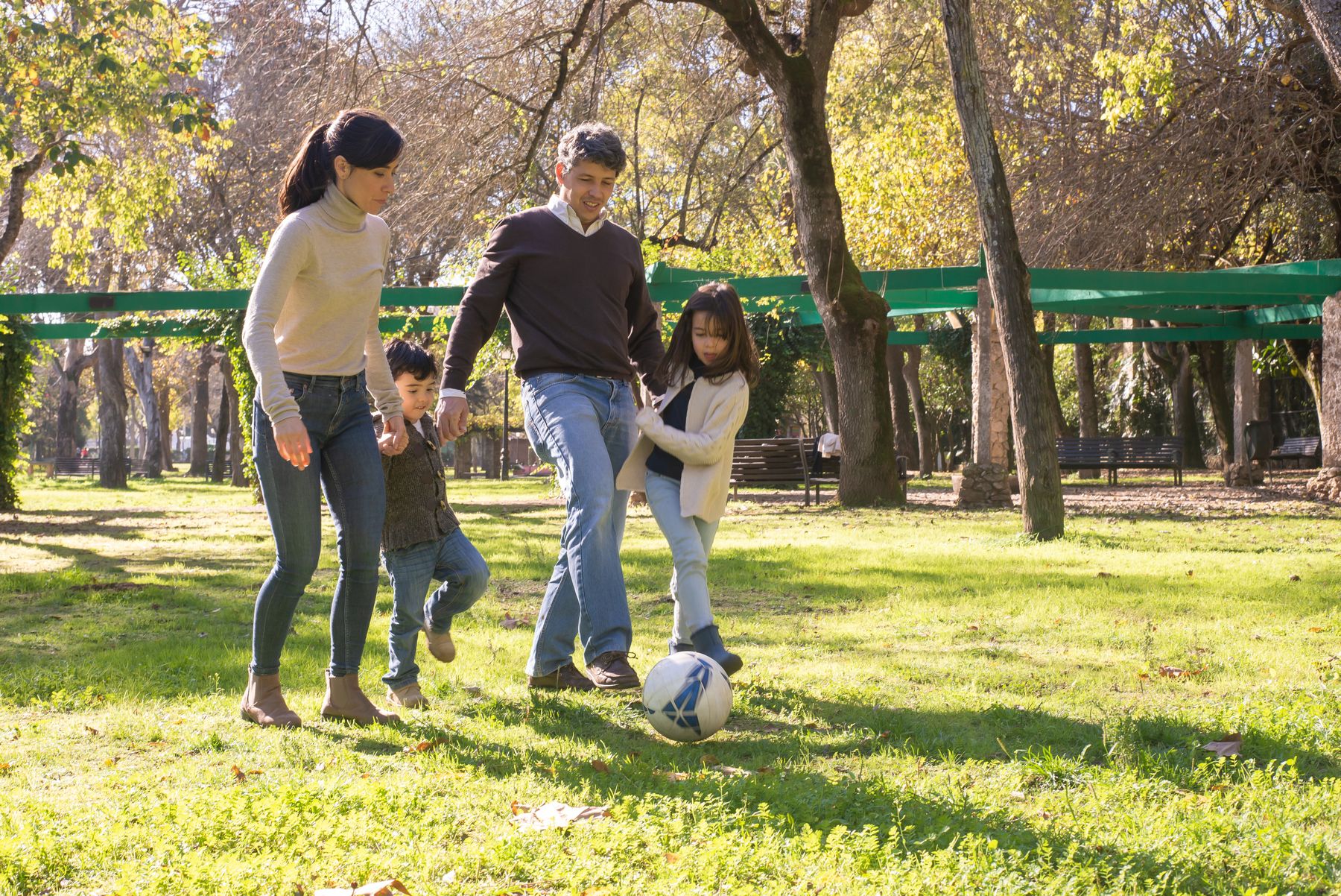 Familia participando en una actividad al aire libre