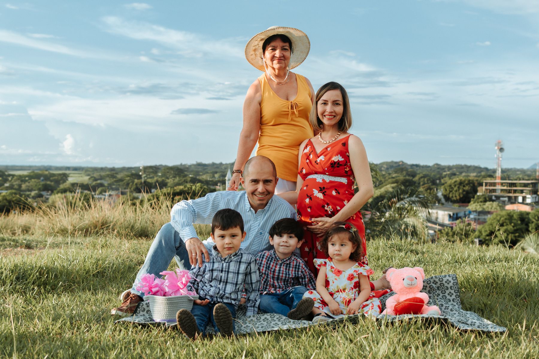 Niños y adultos compartiendo una actividad familiar